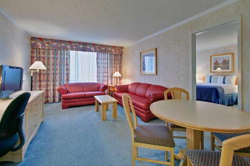 Delta Hotels By Marriott Saguenay Conference Centre Room photo